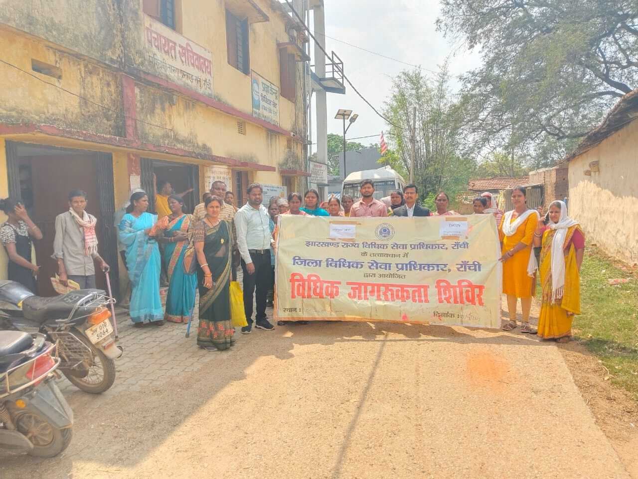 डोर-टू-डोर अभियान के अंतर्गत रातू में विधिक जागरूकता शिविर