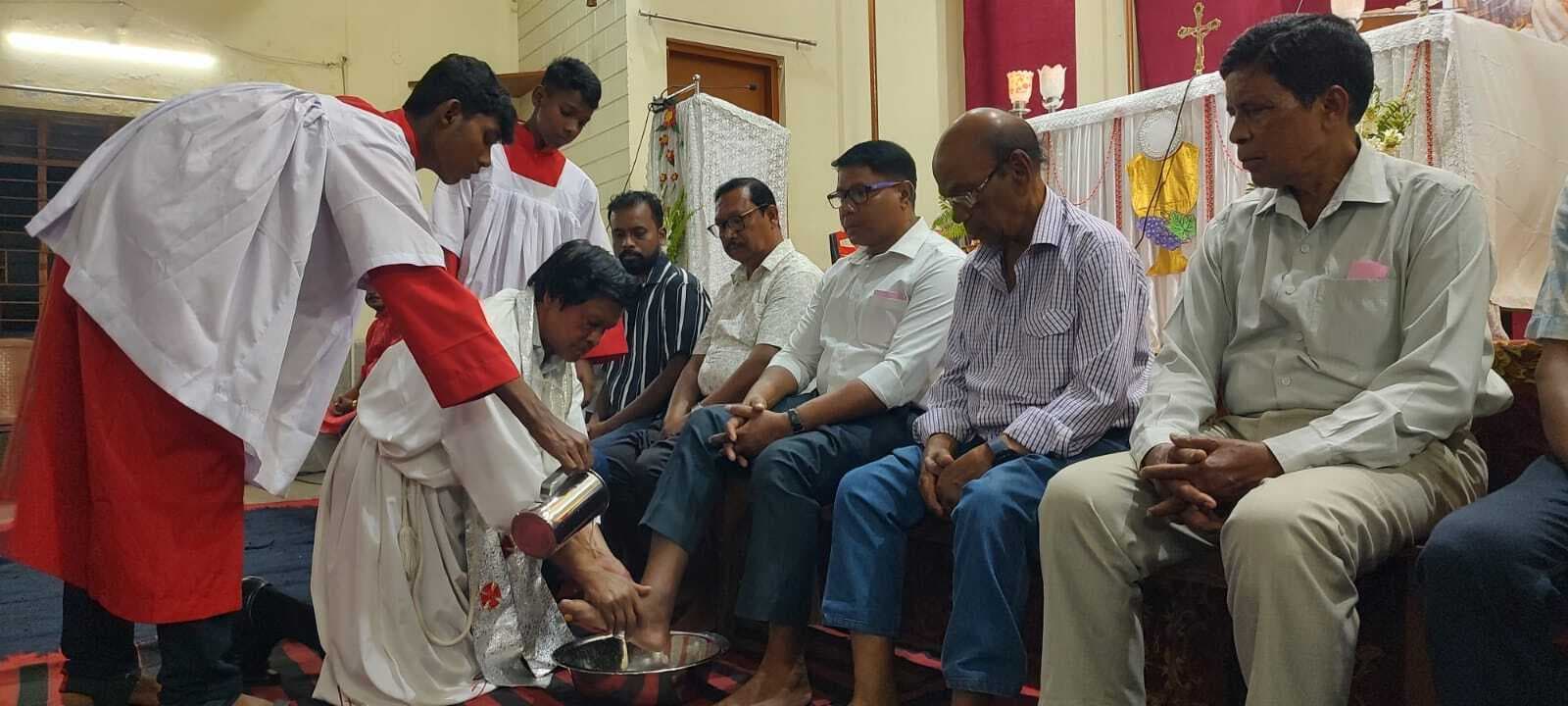 Dhanbad News: पुण्य गुरुवार पर फादर ने धोये 12 शिष्यों के चरण