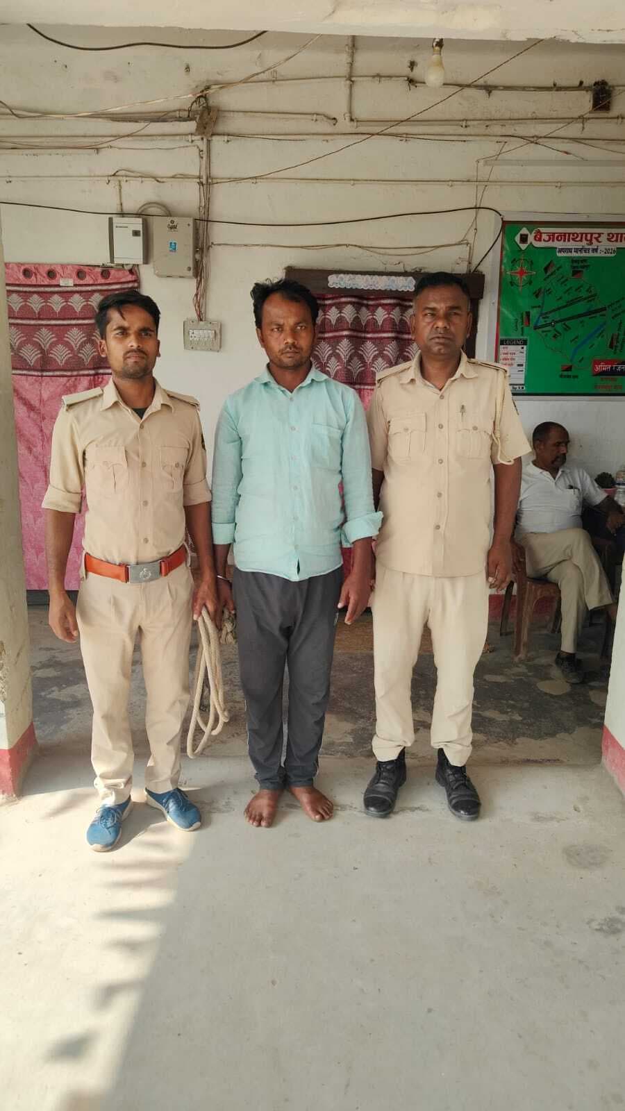 भारी मात्रा में विदेशी शराब लदी कार के साथ तस्कर गिरफ्तार