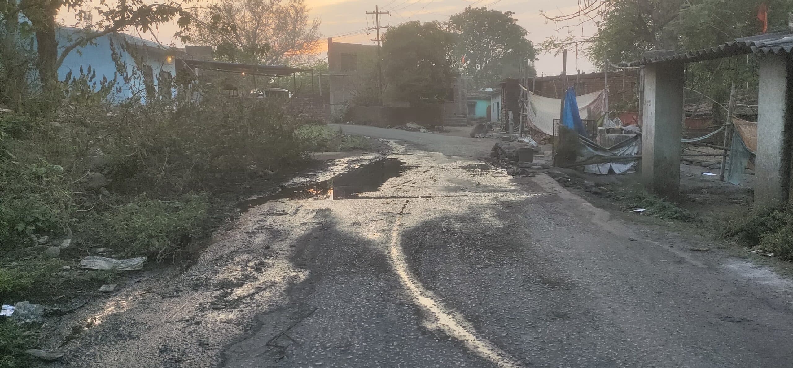 केडी साइडिंग सड़क पर बह रहा नाली का गंदा पानी, राहगीर परेशान