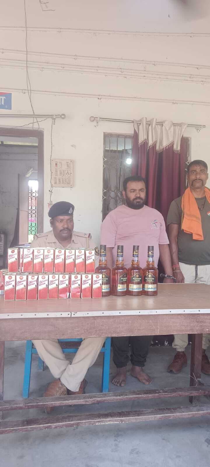 बलिया बेलौन पुलिस ने शराब के साथ तस्कर को किया गिरफ्तार