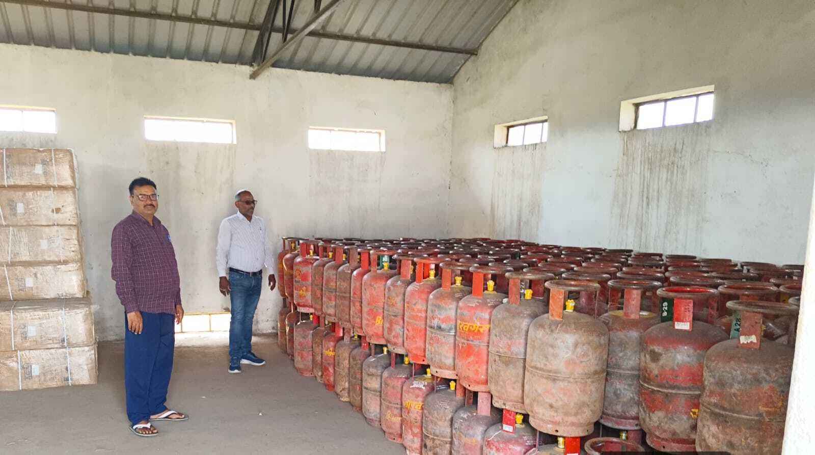 टीम ने नौ गैस एजेंसियों व 45 होटलों में की छापेमारी