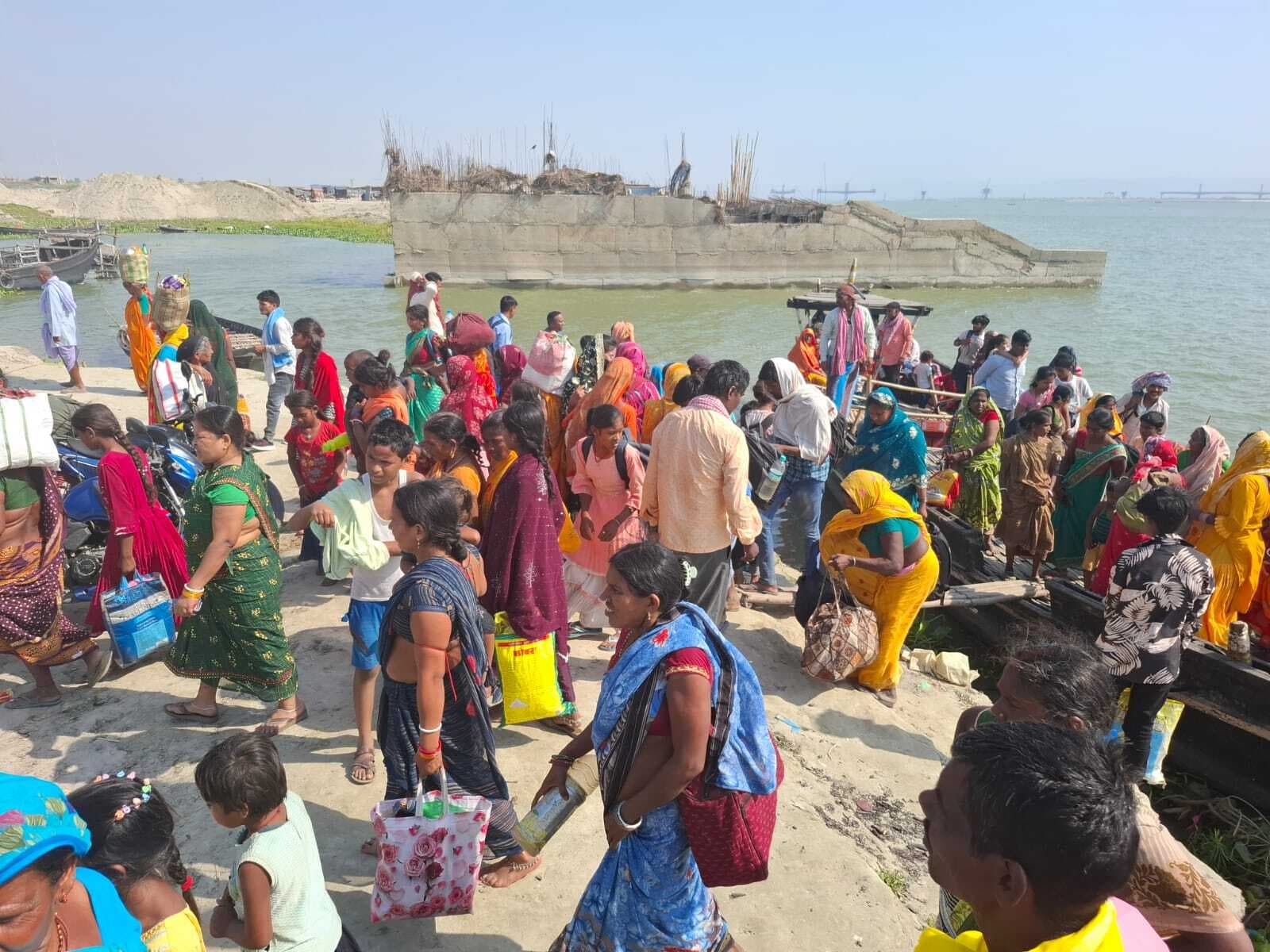 स्टीमर फेरी सेवा व नाव परिचालन बंद रहने से यात्री परेशान