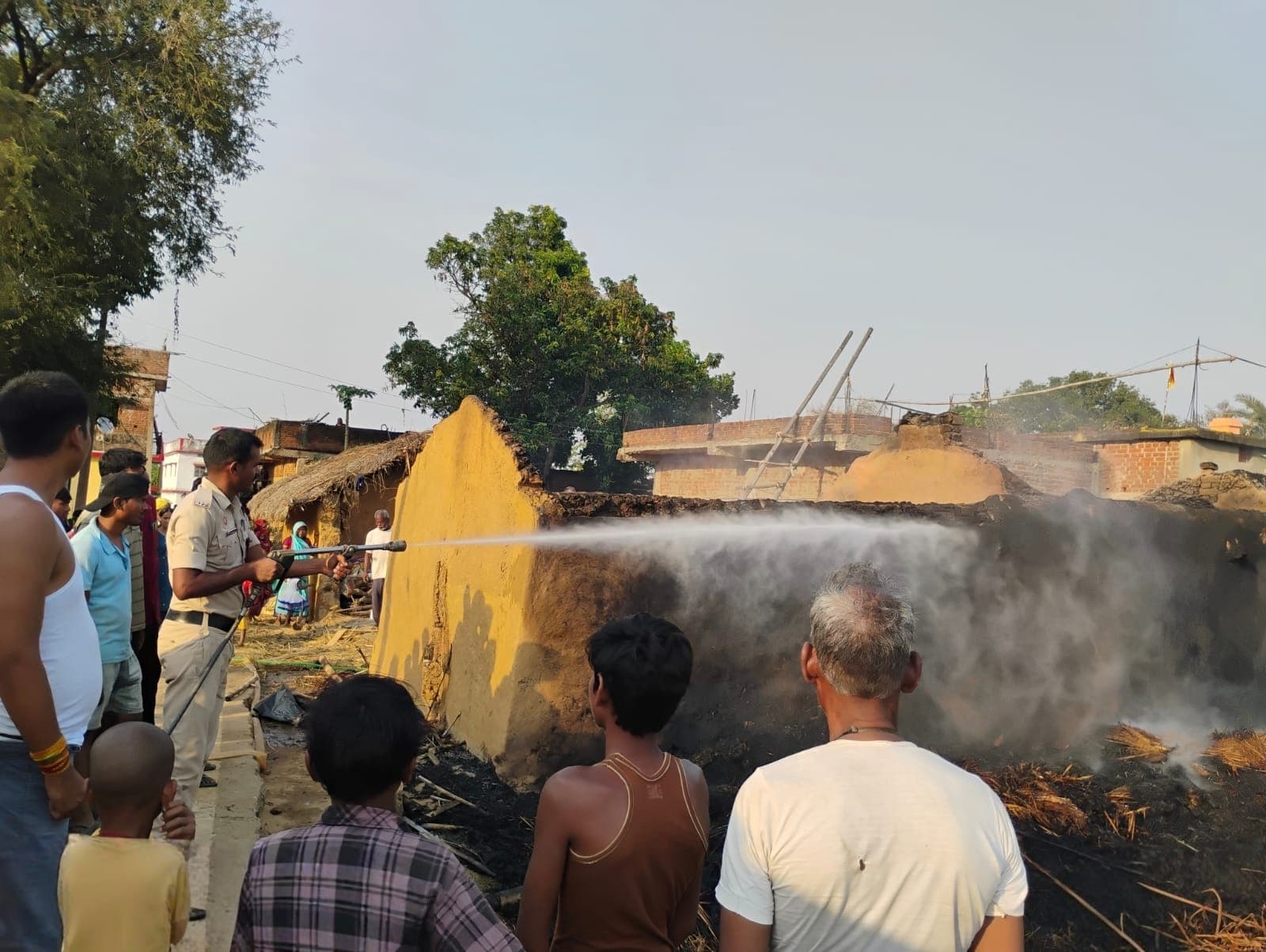 हथिया गांव में भीषण आग, दो घर जलकर राख