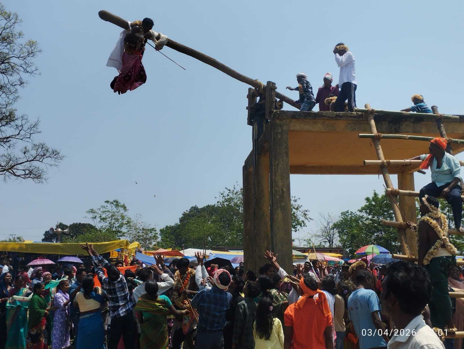 भोक्ता ने बनस झूला से बरसाये आस्था के फूल