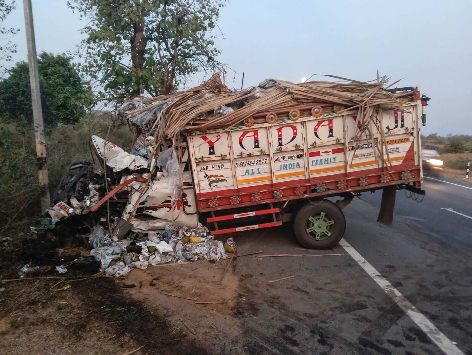 ट्रक व पिकअप की टक्कर में खलासी घायल