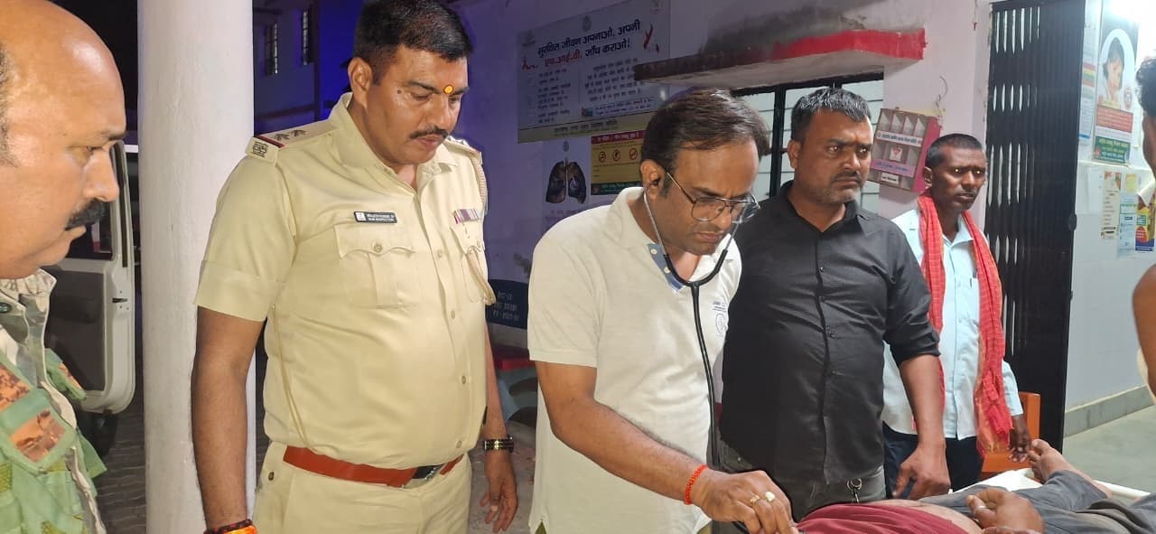 बालू लदे ट्रैक्टर की चपेट में आने से बाइक सवार की मौत, एक घायल