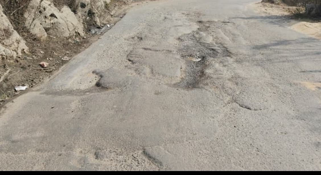 बदहाली के कगार पर एनएच 333, कई जगहों पर बने गड्ढे
