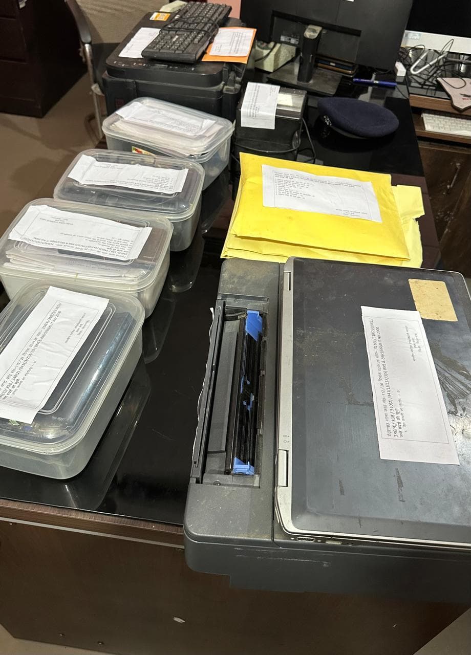 किराना दुकान की आड़ में बनाता था फर्जी आधार कार्ड व अन्य दस्तावेज, एक गिरफ्तार