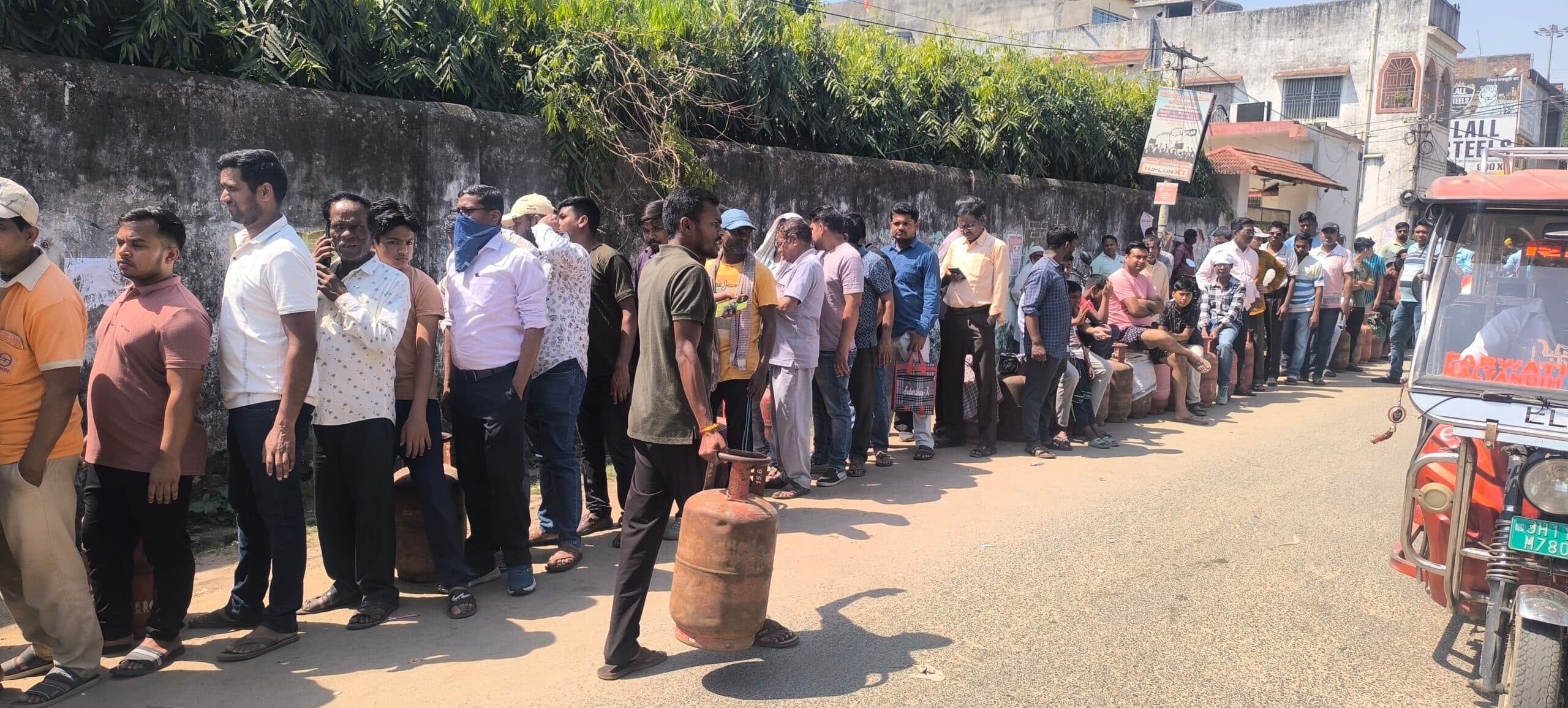 Giridih News :एलपीजी गैस आपूर्ति में 20 प्रतिशत की कटौती, जिले कई इलाकों में किल्लत