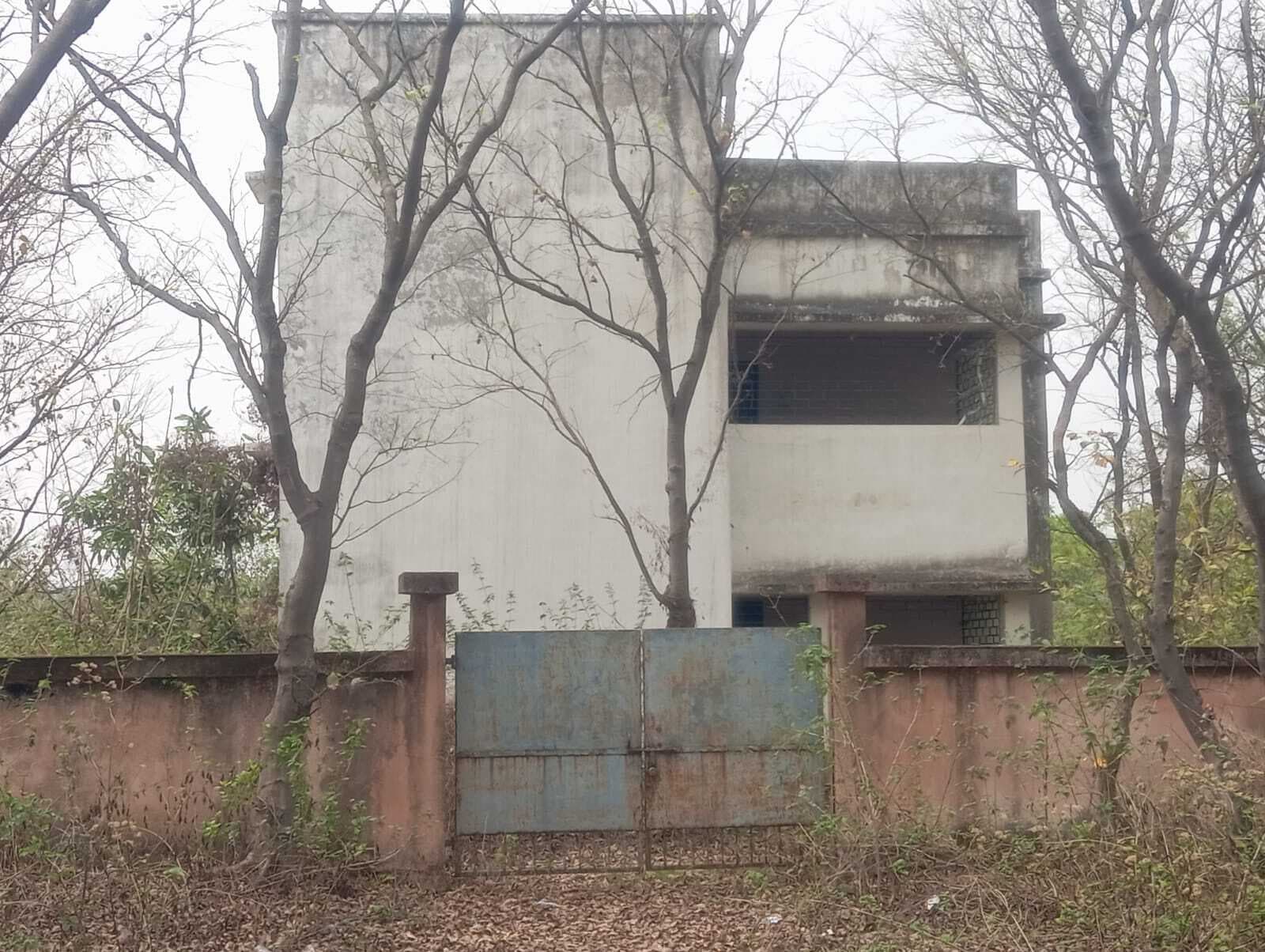 East Singhbhum News : लाखों रुपये से बने सरकारी भवन बिना उपयोग बने खंडहर