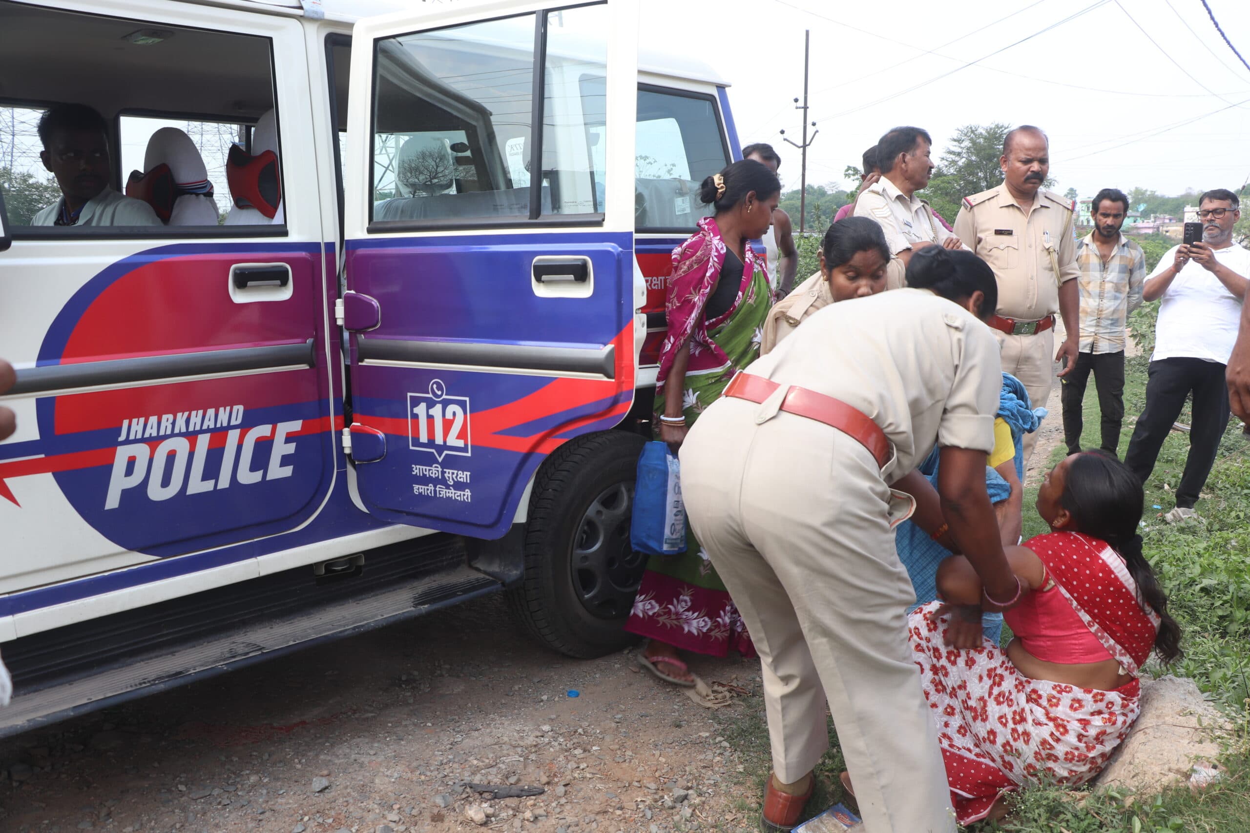 Jamshedpur News : परसुडीह में उप स्वास्थ्य केंद्र के निर्माण स्थल पर हाई-वोल्टेज ड्रामा, जेसीबी के आगे लेटी महिला