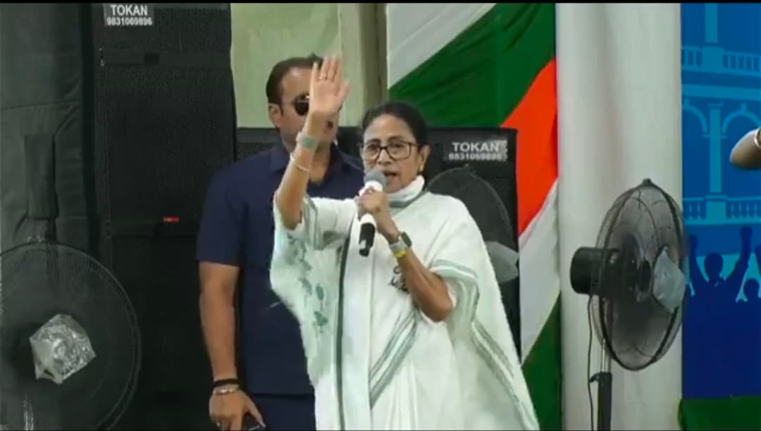 केंद्र ने योजनाओं का फंड रोका, राज्य अपने स्तर पर काम कर रहा : ममता