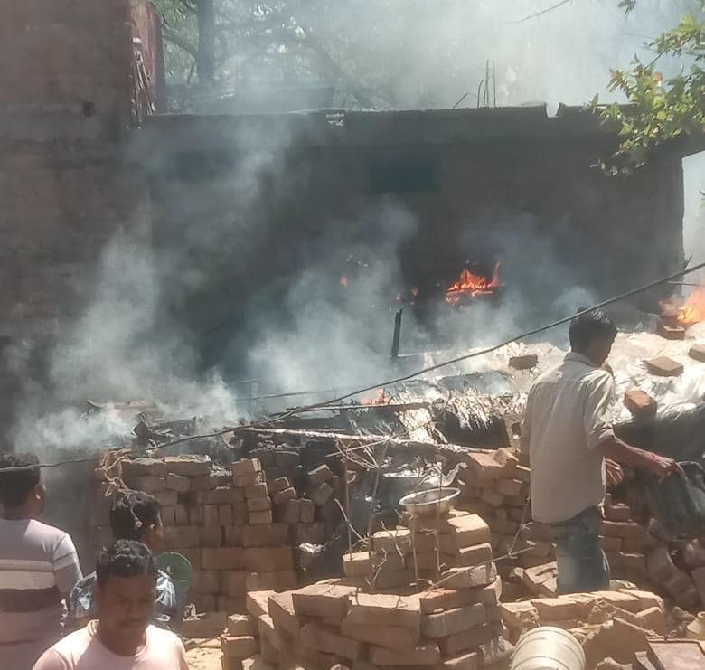 खाना बनाने के दौरान घर में लगी आग, 50 हजार की क्षति