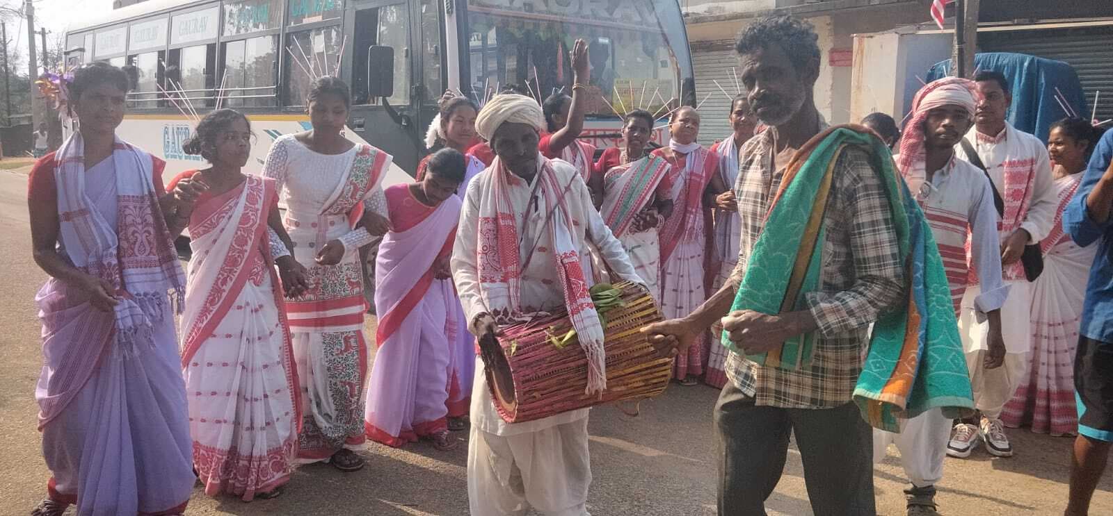 रनिया के लोहागढ़ में सरहुल का आयोजन