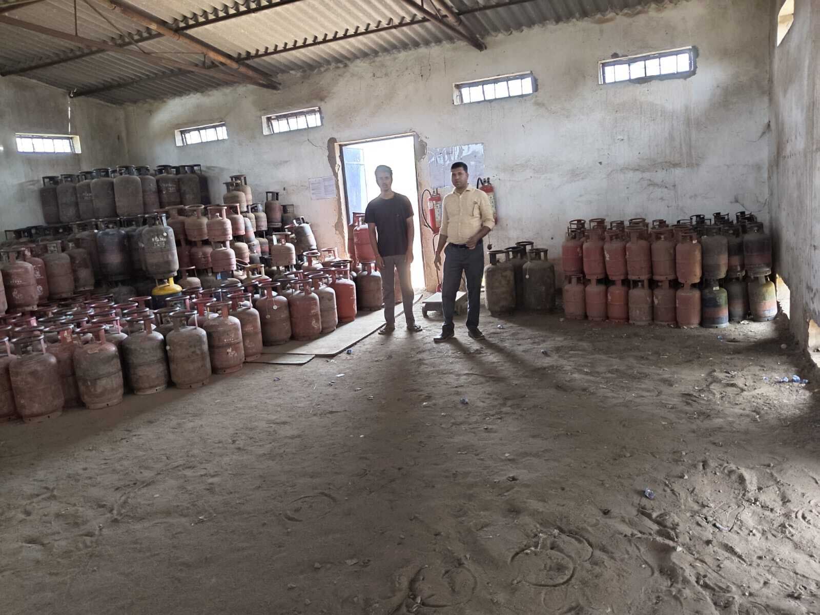 11 गैस एजेंसियों पर प्रशासन ने की छापेमारी, एलपीजी की नहीं है कमी