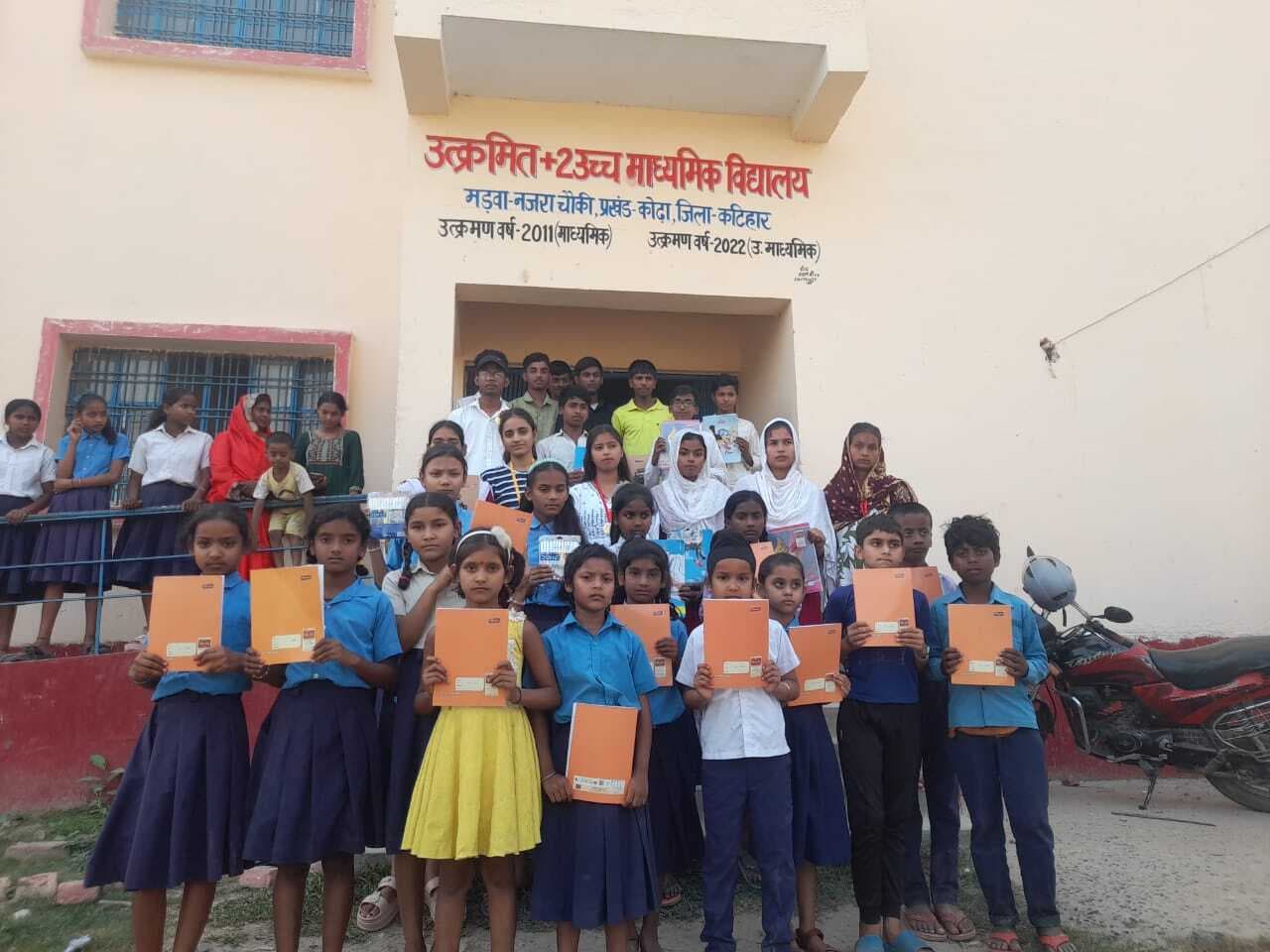 मेधावी छात्र-छात्राओं को समारोह आयोजित कर किया सम्मानित