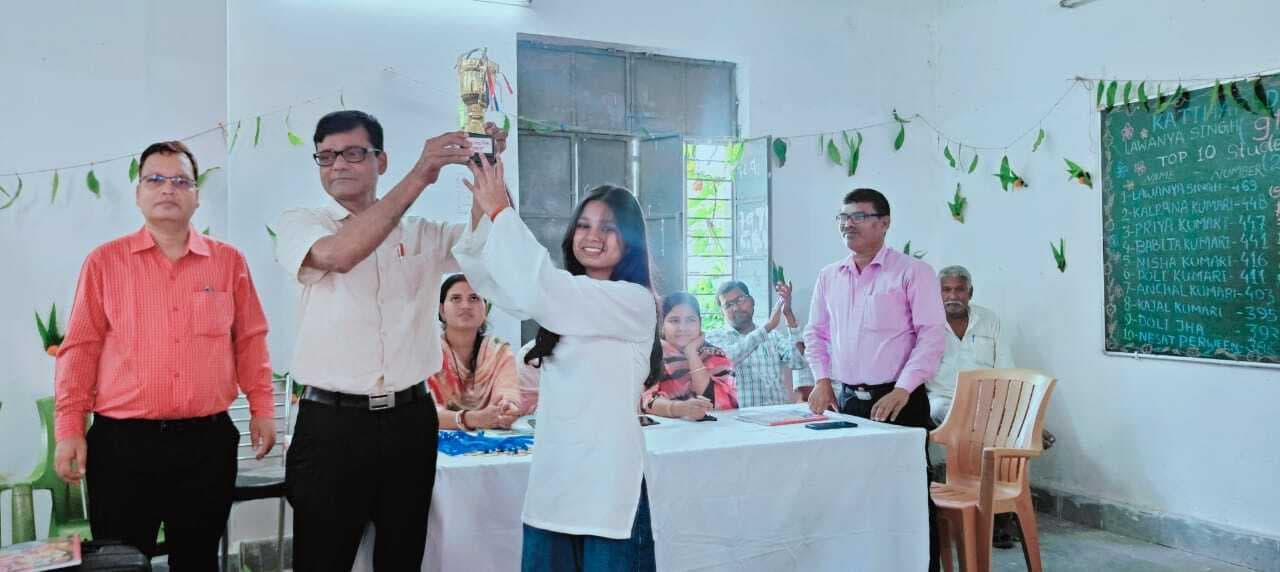 इंटर व मैट्रिक में उत्कृष्ट प्रदर्शन करने वाली छात्राओं को किया सम्मानित