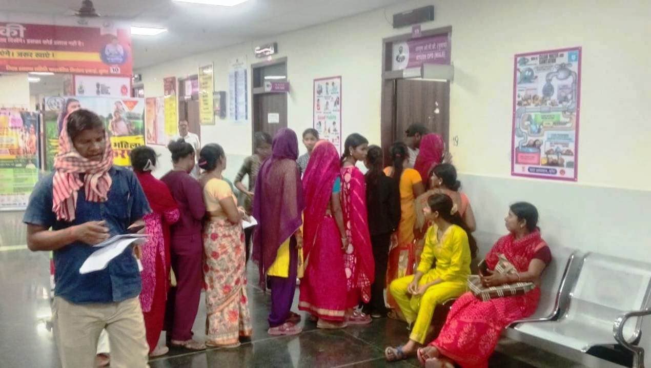 दो दंत चिकित्सक, बावजूद इलाज को तरस रहे मरीज