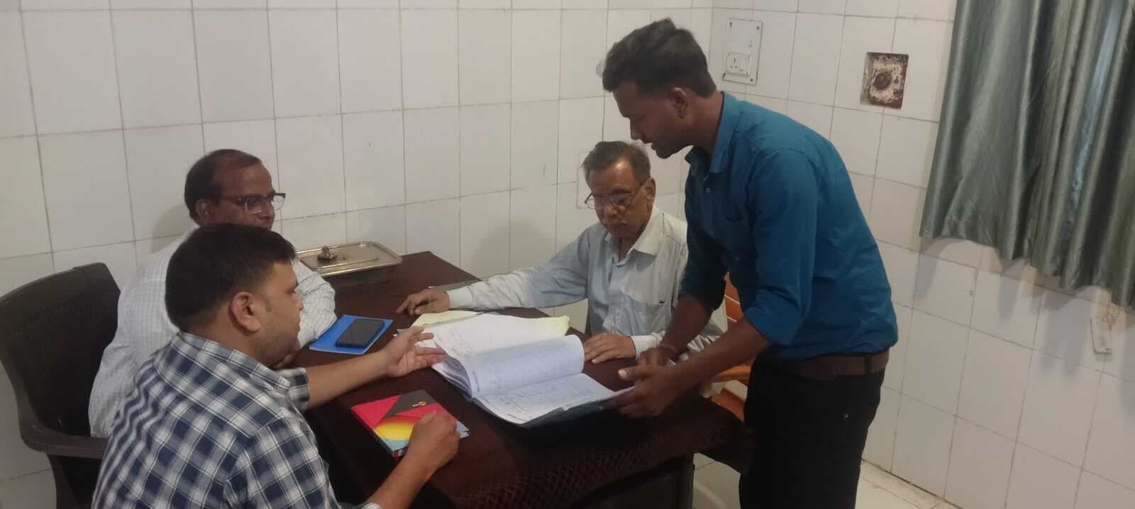 जिला यक्ष्मा पदाधिकारी ने किया ब्लड बैंक का निरीक्षण