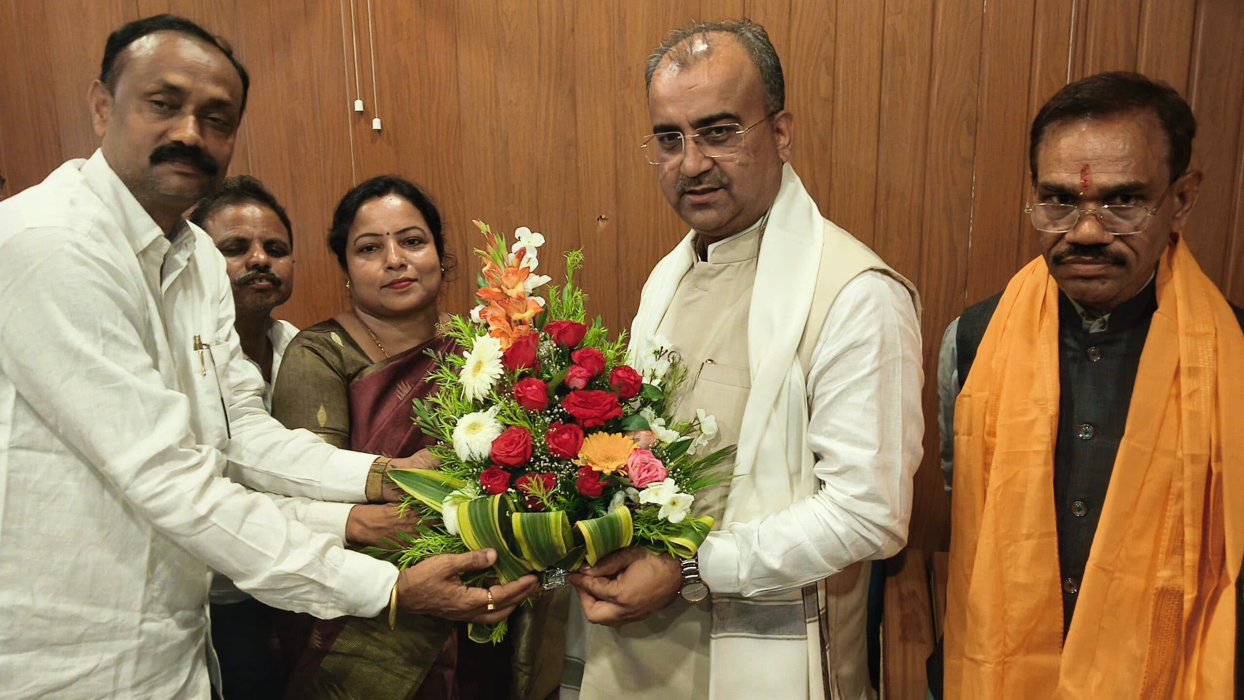 बारसोई जंक्शन पर स्वास्थ्य मंत्री मंगल पांडे का स्वागत, विधायक ने सौंपा मांग पत्र