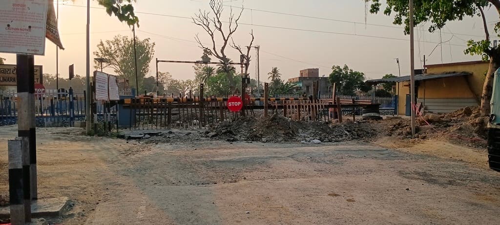 मेगा ब्लॉक सूचना के अभाव में बड़े वाहनों को हो रही परेशानी