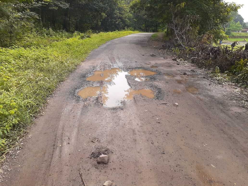 जर्जर है बुंडू की विचाहातु -बुढ़ाडीह सड़क की स्थिति