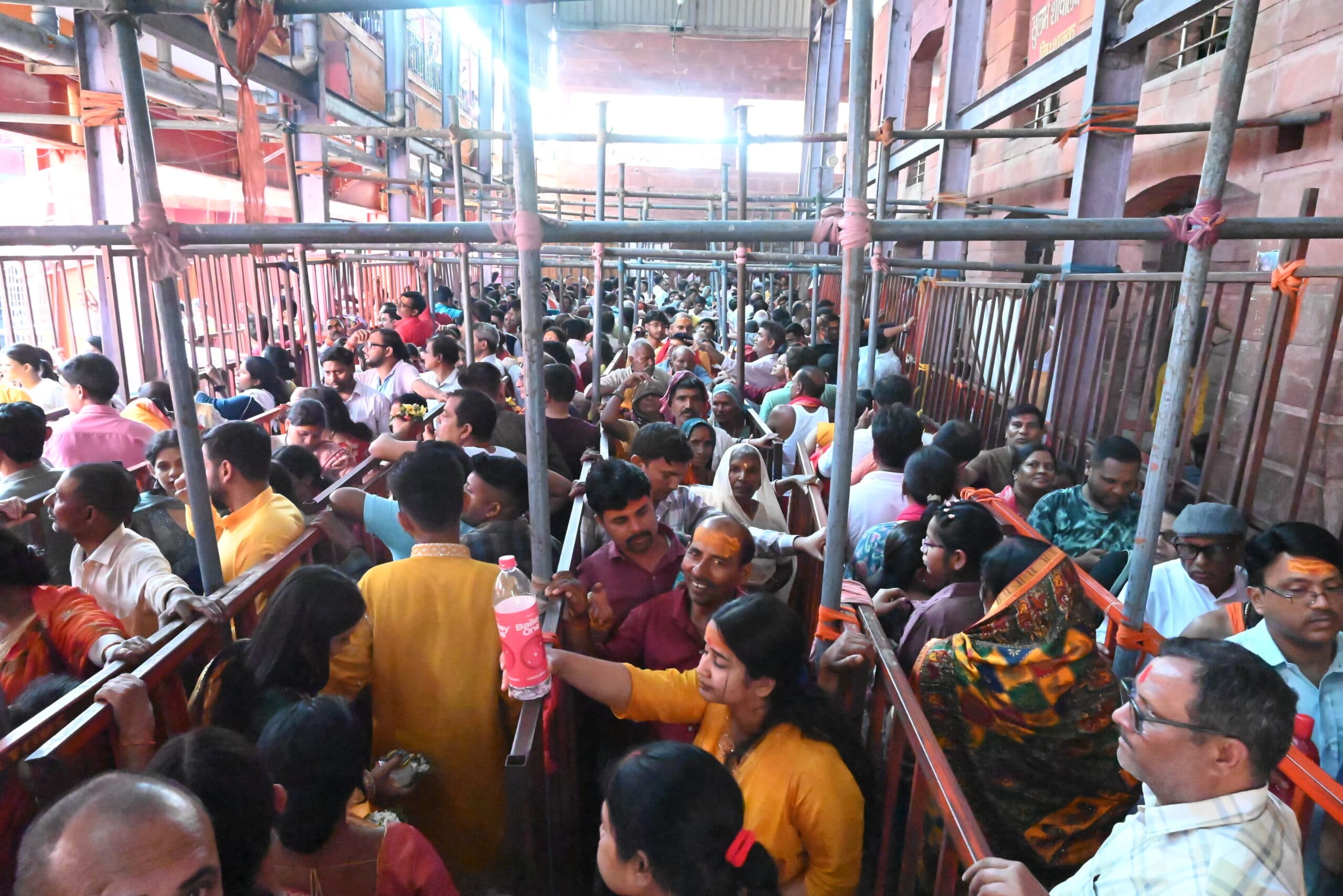 Deoghar News : बाबा मंदिर में 50 हजार से अधिक भक्तों ने चढ़ाया जल, एसपी ने सुरक्षा व्यवस्था का लिया जायजा