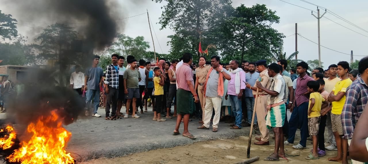 बाइक की टक्कर से बच्चे की मौत, सड़क जाम कर जताया विरोध