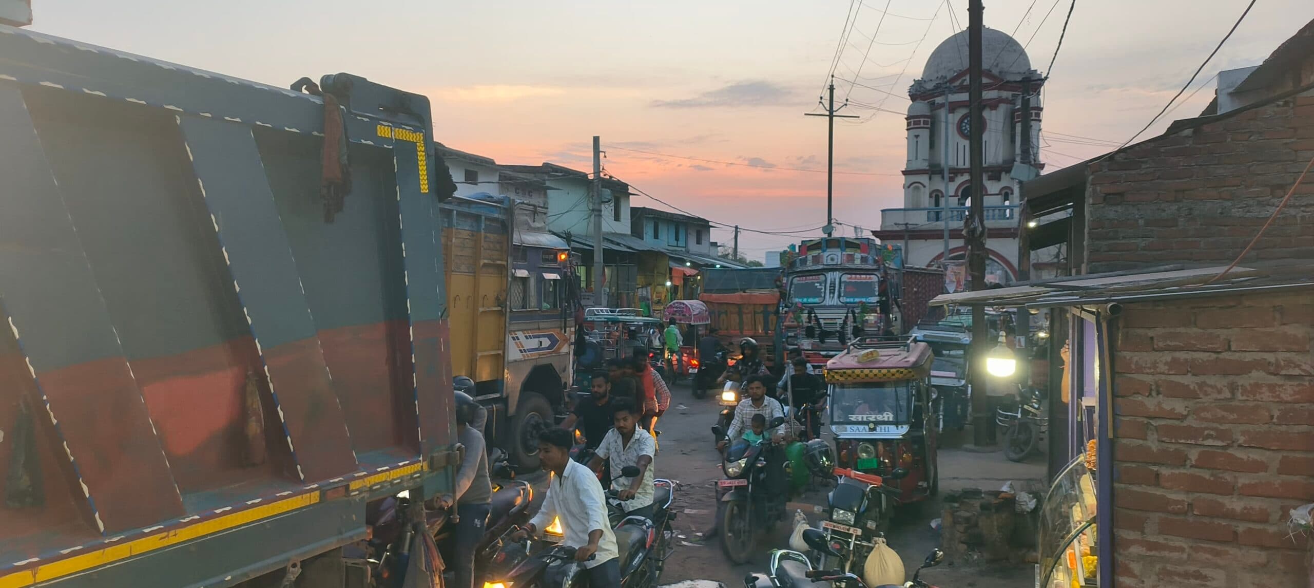 गिद्धौर बाजार में दो घंटे तक ठप रहा परिचालन, एंबुलेंस भी फंसी रही