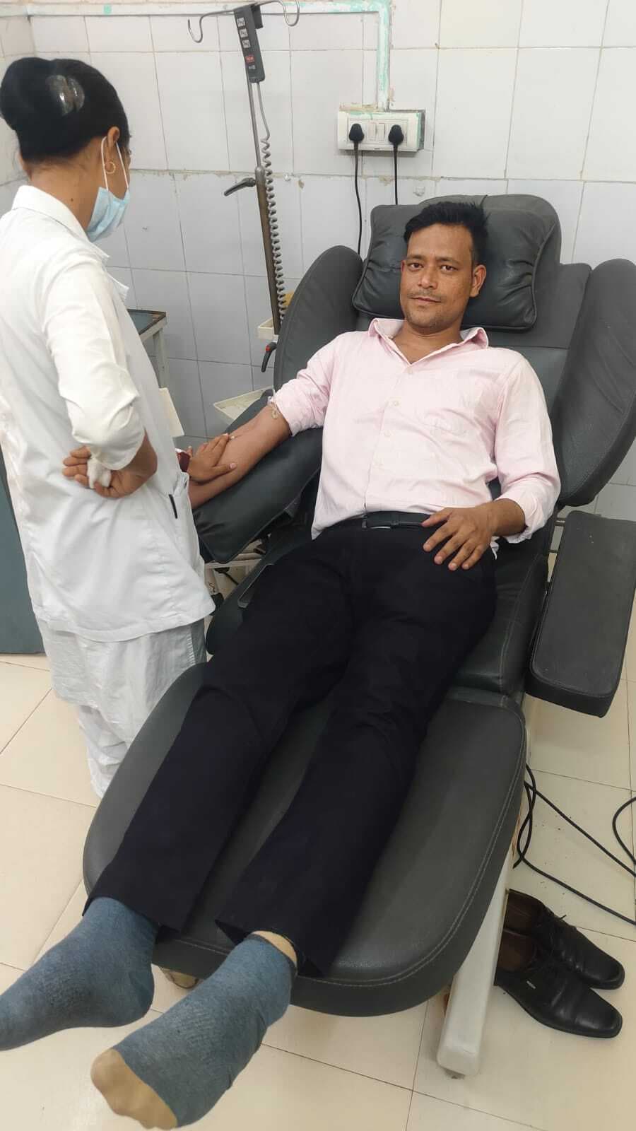 20 किमी की दूरी तय कर युवक ने किया रक्तदान