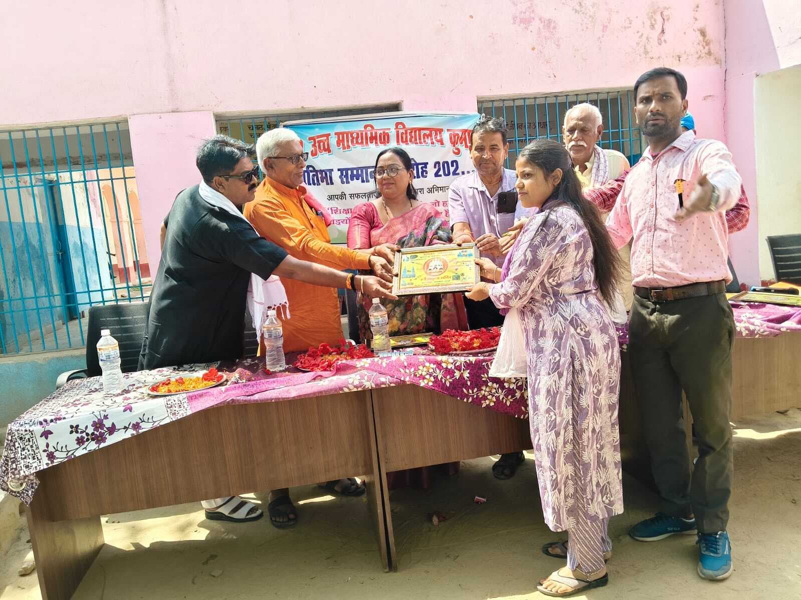 उत्कृष्ट प्रदर्शन करने वाले छात्र-छात्राओं को किया सम्मानित