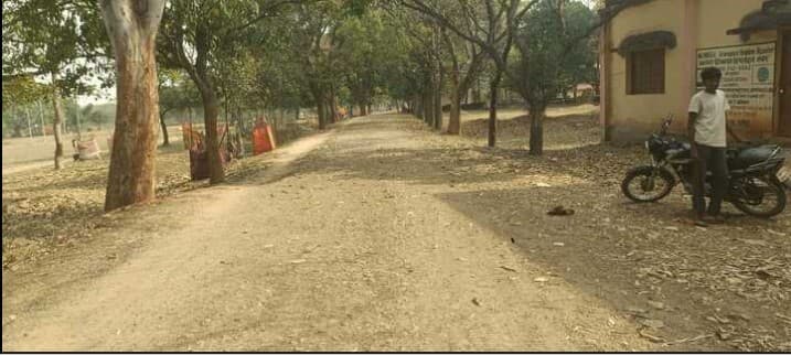 Giridih News :18 वर्षों में नहीं हुई धर्मपुर सड़क की मरम्मत, पैदल चलना भी मुश्किल