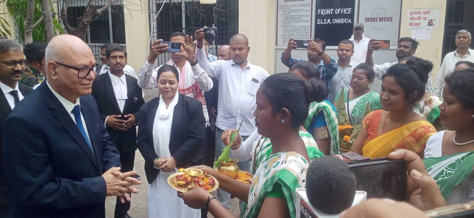 Chaibasa News : न्यायिक प्रक्रियाओं को सुदृढ़ करें व लंबित मामलों का त्वरित निष्पादन करें