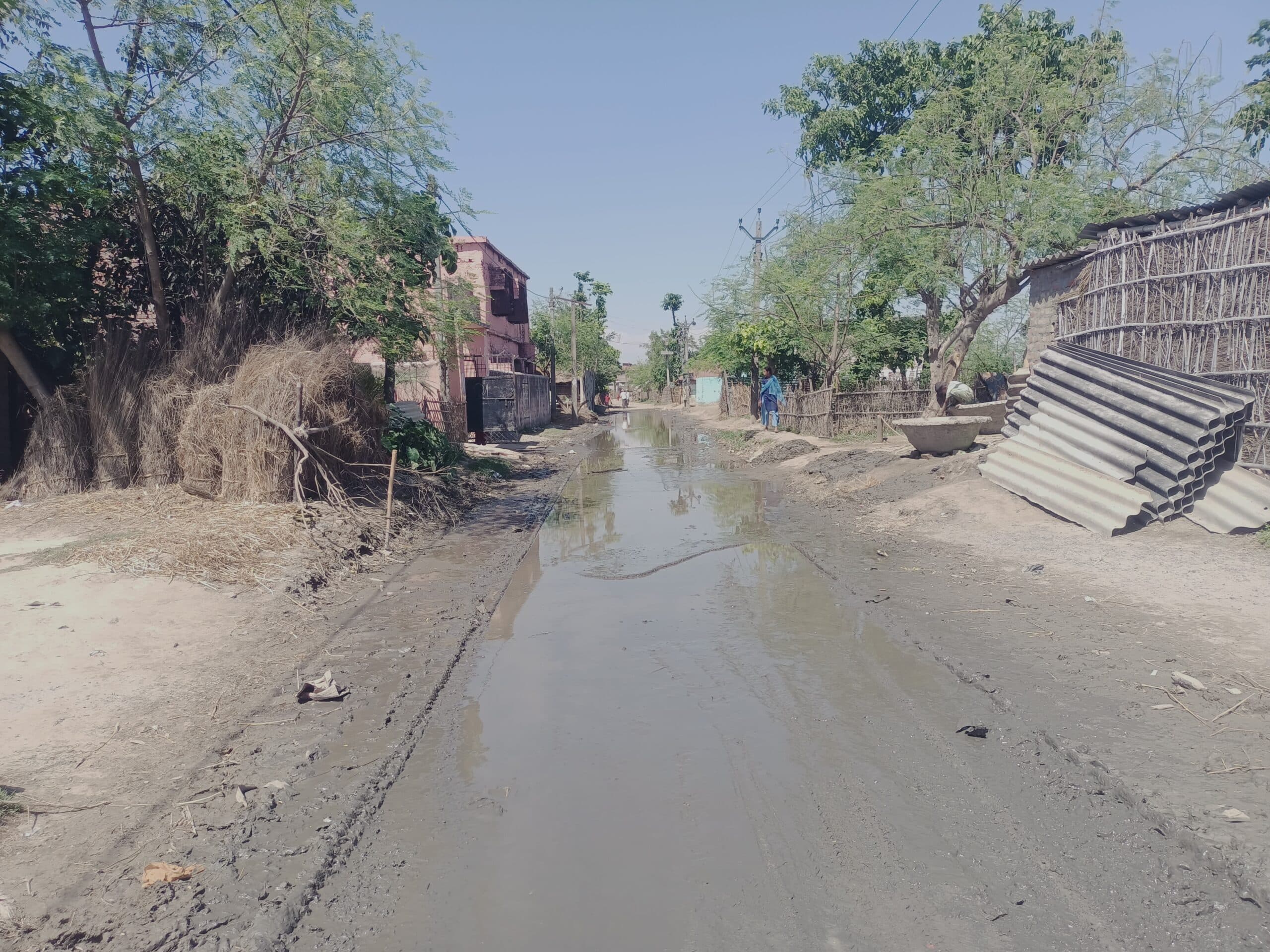 सड़क पर पानी जमा रहने से छात्र-छात्राओं को आवागमन में परेशानी