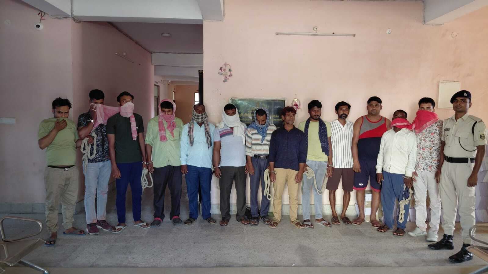 उत्पाद टीम ने दो शराब तस्कर व 11 शराबियों को किया गिरफ्तार