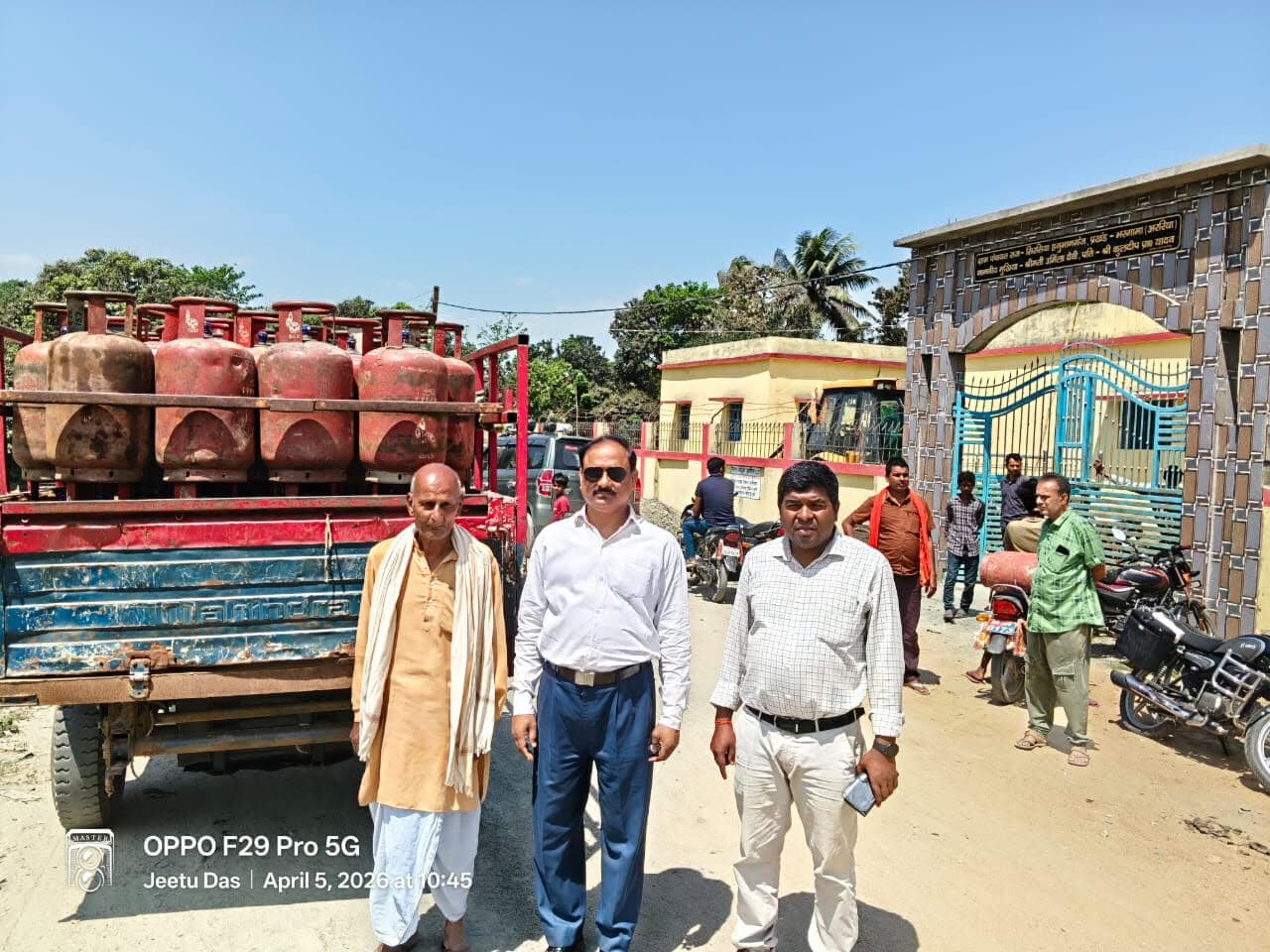 पंचायत भवनों में हो रहा सिलिंडर का वितरण फोटो कैप्सन:- गैस सिलेंडर वितरण करने पहुंचे बीडीओ व एमओ प्रतिनिधि भरगामा गैस की किल्लत से जूझ रहे उपभोक्ताओं को राहत देने के उद्देश्य से जिला प्रशासन ने वैकल्पिक व्यवस्था लागू करते हुए सभी पंचायतों के सरकार भवन से गैस सिलेंडर वितरण करने का निर्णय लिया है. इस पहल से ग्रामीण क्षेत्रों में उपभोक्ताओं को काफी सुविधा मिलने की उम्मीद है. इसी क्रम में भरगामा प्रखंड की सिरसिया-हनुमानगंज पंचायत में गैस सिलेंडर का वितरण किया गया. मौके पर प्रखंड विकास पदाधिकारी शशि भूषण सुमन, प्रखंड आपूर्ति पदाधिकारी गणेश कुमार, पंचायत सचिव बबलू पंडित, मुखिया प्रतिनिधि कुलदीप यादव व विकास मित्र परमानंद ऋषिदेव सहित अन्य जनप्रतिनिधि व कर्मी मौजूद रहे. कार्यक्रम के दौरान प्रशासनिक अधिकारियों की देखरेख में उपभोक्ताओं के बीच व्यवस्थित तरीके से गैस सिलेंडर का वितरण किया गया. इस दौरान बड़ी संख्या में ग्रामीणों की भीड़ उमड़ी, लेकिन वितरण कार्य को सुचारू रूप से संचालित किया गया. मामले को लेकर प्रखंड आपूर्ति पदाधिकारी गणेश कुमार ने बताया कि उपभोक्ताओं को किसी प्रकार की परेशानी न हो, इसके लिए प्रतिदिन पंचायत स्तर पर गैस वितरण किया जाएगा. उन्होंने कहा कि यह व्यवस्था तब तक जारी रहेगी, जब तक स्थिति पूरी तरह सामान्य नहीं हो जाती. ग्रामीणों ने प्रशासन की इस पहल की सराहना करते हुए कहा कि इससे उन्हें दूर-दराज जाकर गैस लेने की परेशानी से राहत मिली है.