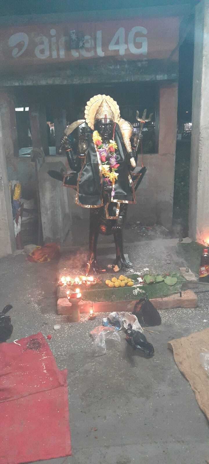 शनिदेव मंदिर परिसर में खिचड़ी महाप्रसाद का वितरण
