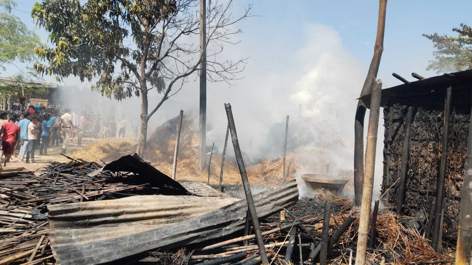 आग से दो घर जले, दो लाख की क्षति