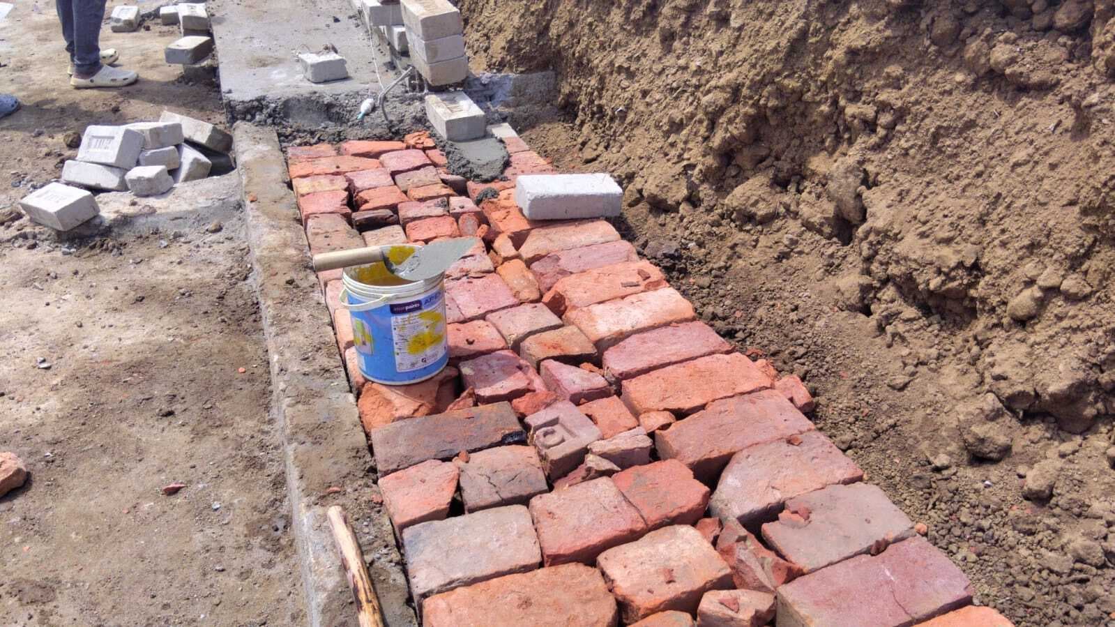 छठ घाट निर्माण में घटिया सामग्री लगाने का आरोप, कार्यस्थल पर नहीं लगा है प्राक्कलन बोर्ड