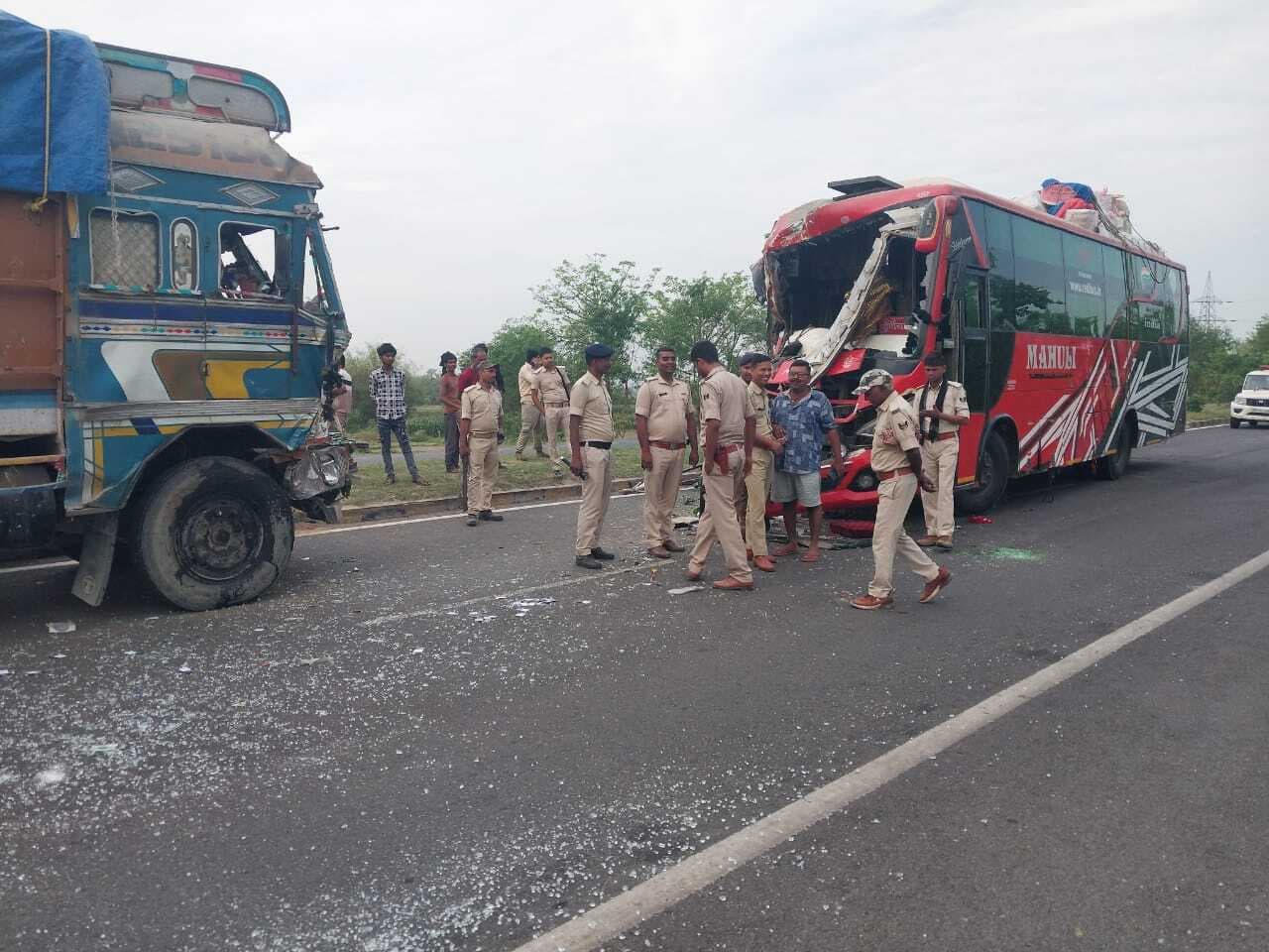 यात्री बस में ट्रक में टक्कर, बस चालक सहित नौ यात्री जख्मी, तीन की हालत नाजुक