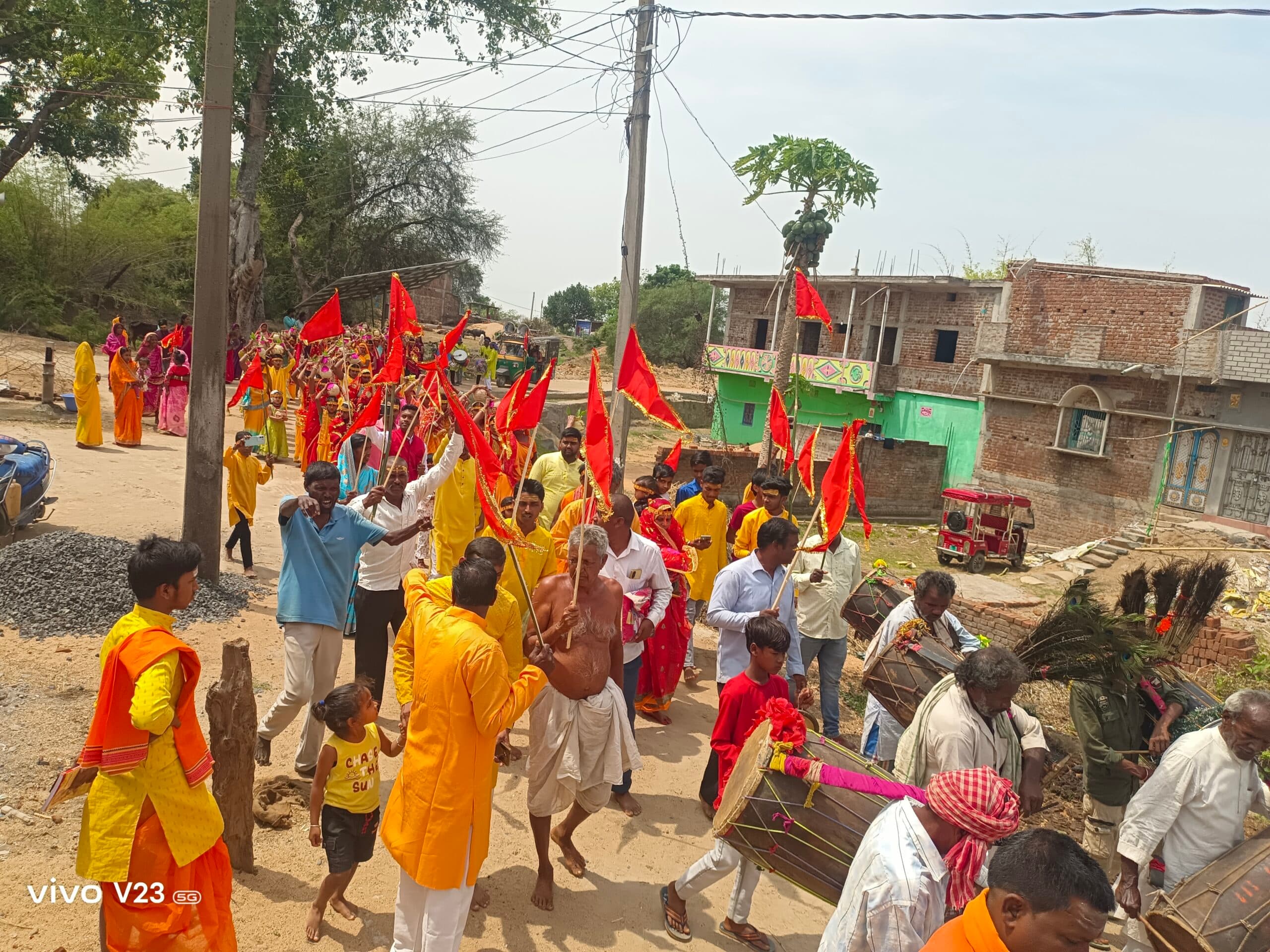 ढोल-नगाड़ों और गाजे-बाजे के साथ निकली कलश यात्रा