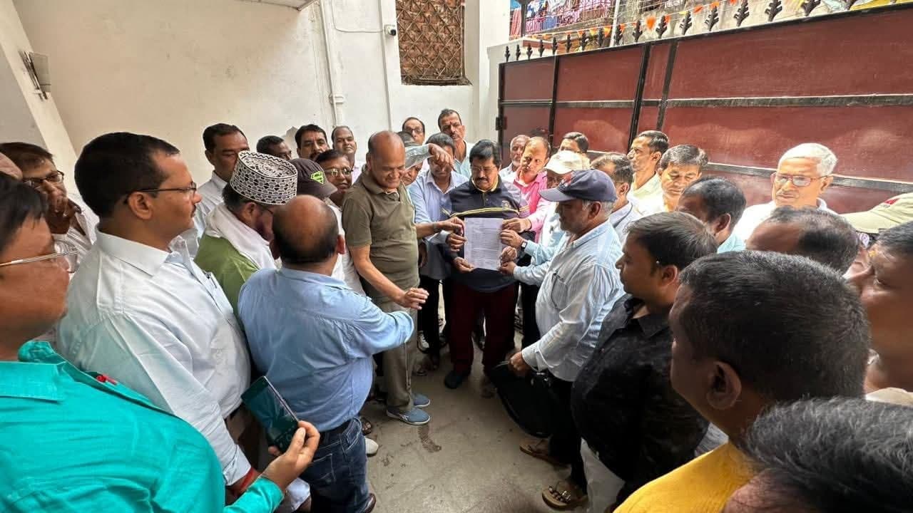 मांगों को लेकर शिक्षकों ने विधायक को सौंपा ज्ञापन