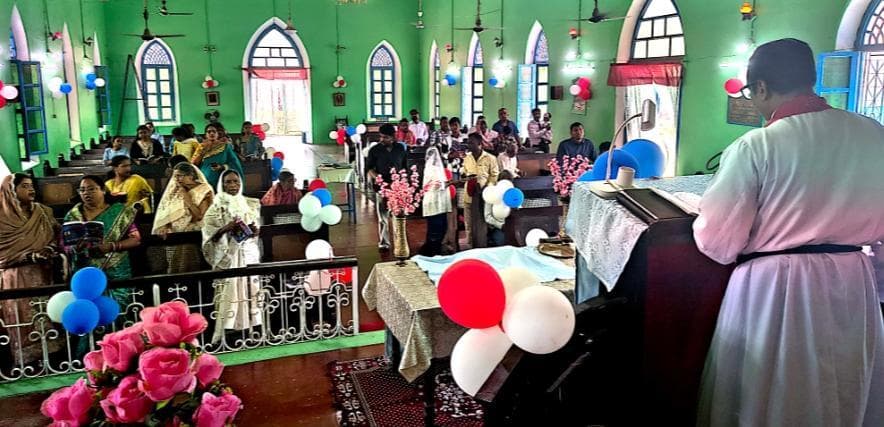 गिरिजाघरों में प्रार्थना गीत, बाइबल पाठ व प्रभु यीशु का दिया संदेश