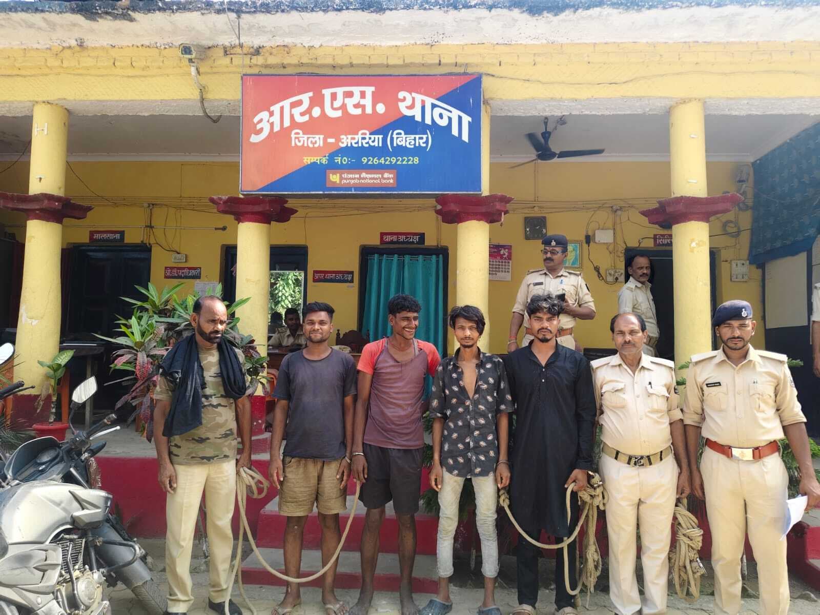 ट्रैक्टर से चोरी हुई बैट्री के साथ तीन गिरफ्तार