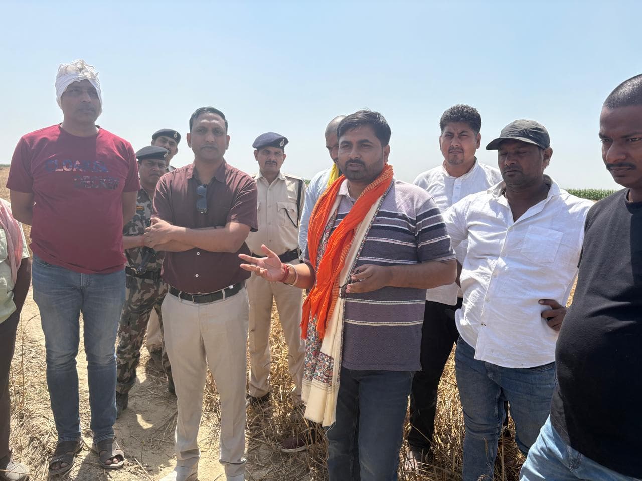 एसडीओ और विधायक ने आग से तबाही का लिया जायजा, किसानों को मिला मुआवजा का आश्वासन