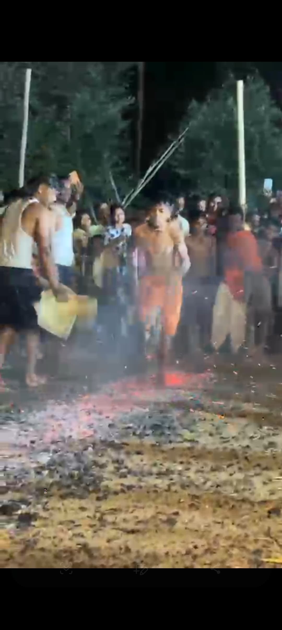 अंगारों पर चल कर आस्था का परिचय दिये भोक्ता