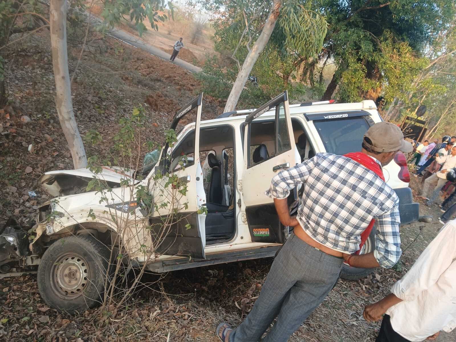 स्कॉर्पियो ने बाइक व स्कूटी में मारी टक्कर, एक की मौत, आधा दर्जन घायल