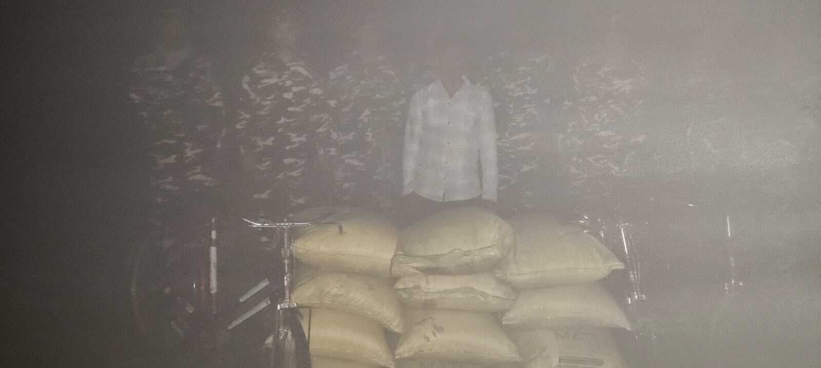 दिघलबैंक सीमा पर 12 बैग खाद व तीन साइकिल जब्त, एक तस्कर गिरफ्तार