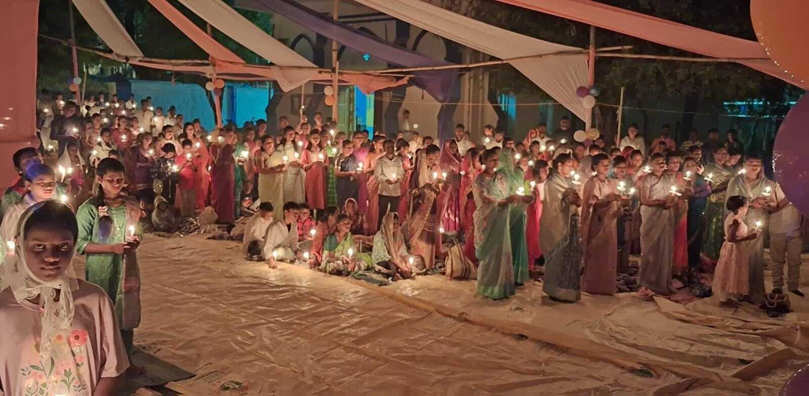 शहर और ग्रामीण अंचलों में ईस्टर संडे पर गिरजाघरों में उमड़ा उत्साह